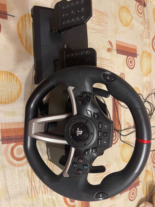 Vând PlayStation 4 , volan cu pedale , 2 manete , și jocurile atașate