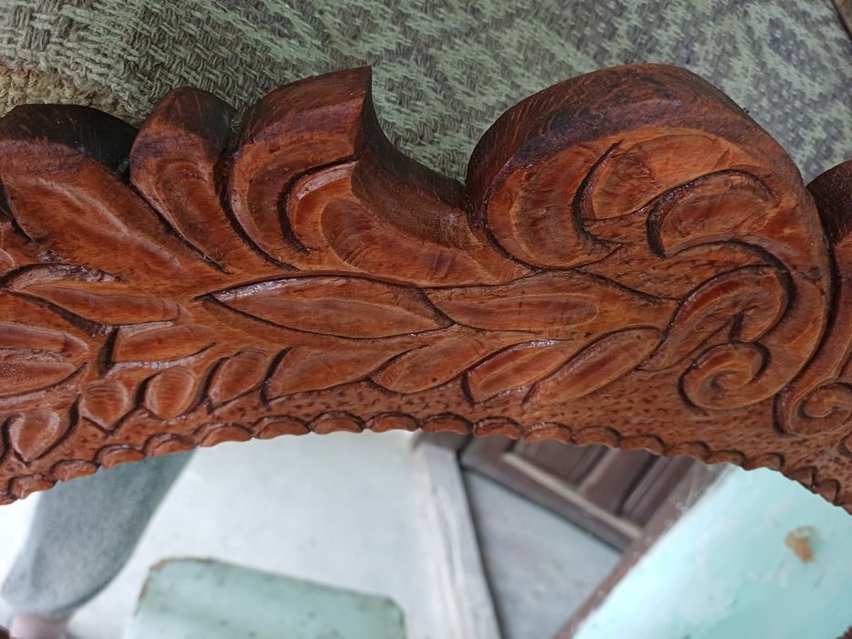 Oglinda cu  rama sculptata in lemn masiv,  80x70,pastrata impecabil