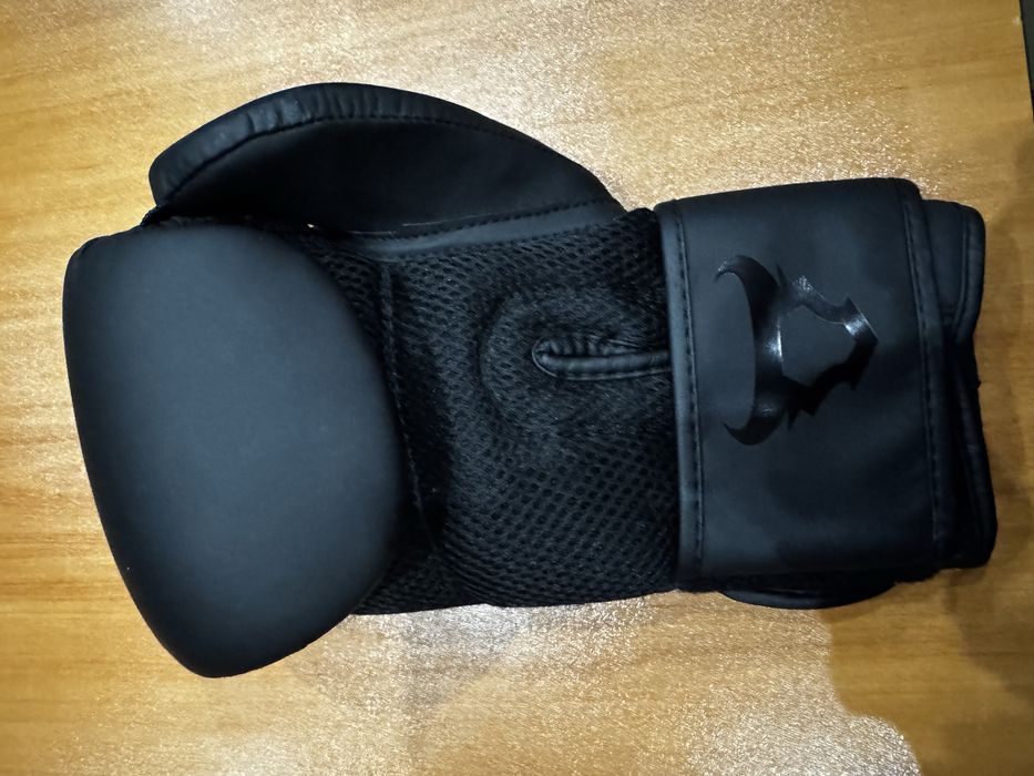 Venum Classic Boxing Gloves - 12oz