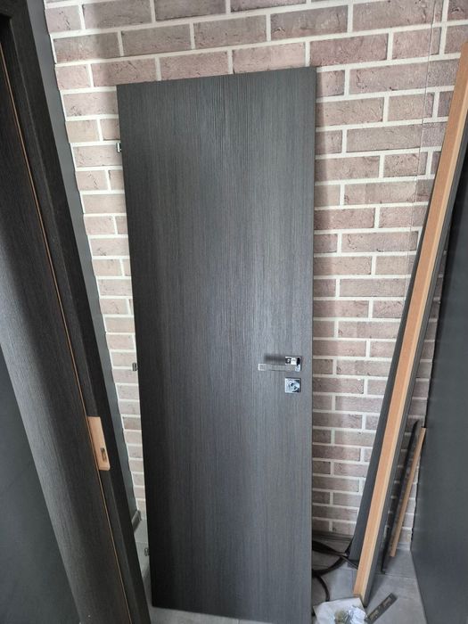 Врата с каса и панти