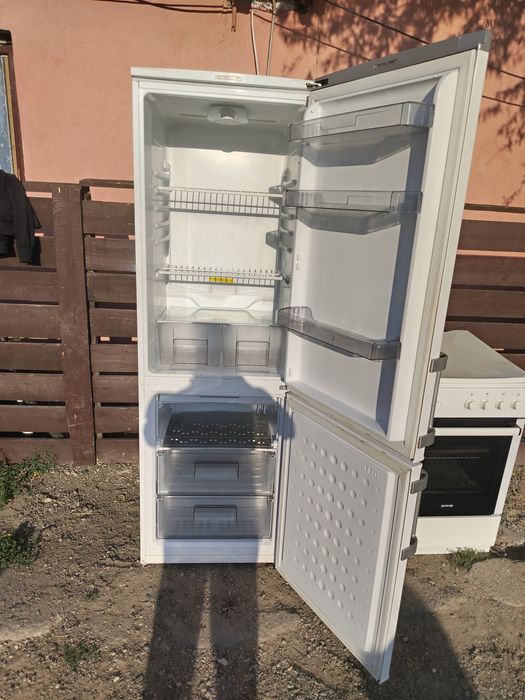 Vănd frigider în stare foarte bun de funcționare