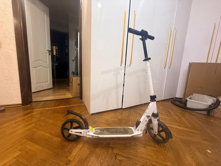 Продам самокат белый