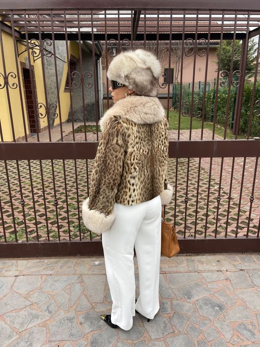 Haina scurta din blana naturala de ocelot cu guler si mansete de vulpe