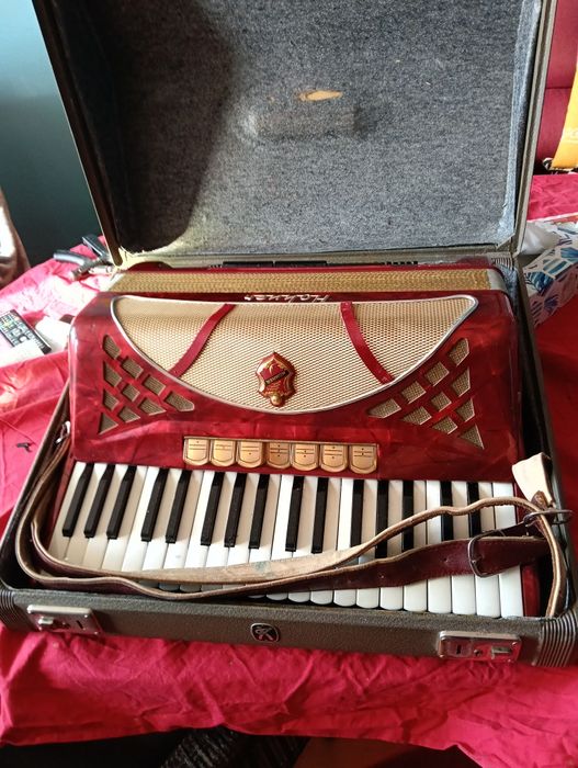 Акордеон " HOHNER" 80 баса