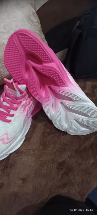 Дамски дишащи маратонки