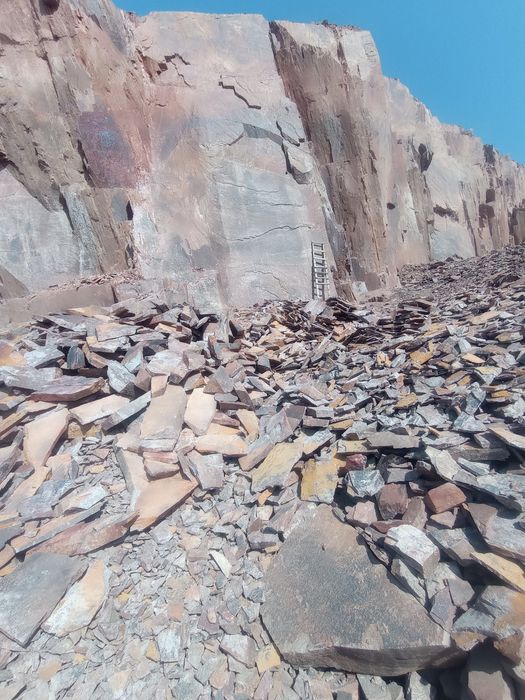 Красный рваный камень