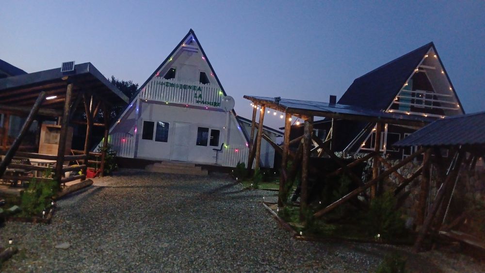 Vind casă de vacanță tip A situată într-o zonă superbă în zona vălenii de munte  accept variante mai mult detalii sunați la telefon
