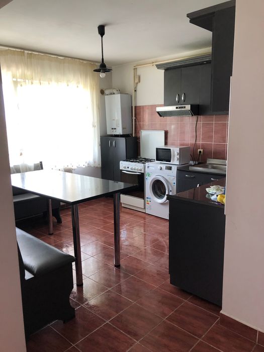 Inchiriez apartament 3 camere in Dambul Rotund