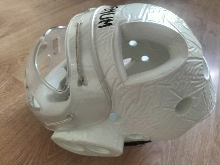 Защитный шлем для каратэ