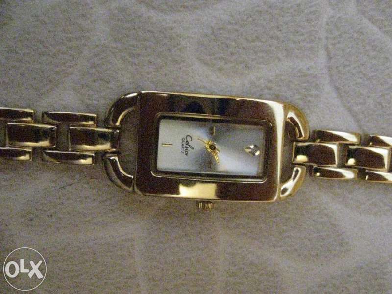 Продавам позлатен часовник с диамант