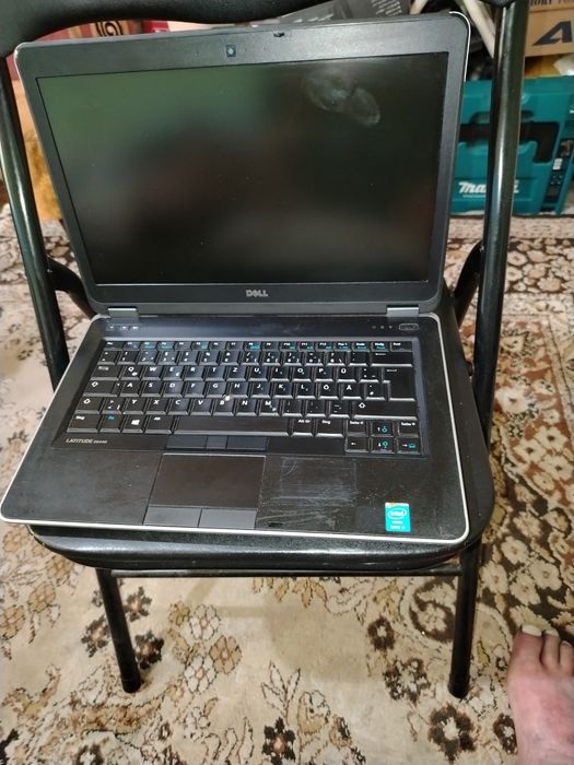 Продавам лаптоп Dell-Latitude в много добро състояние