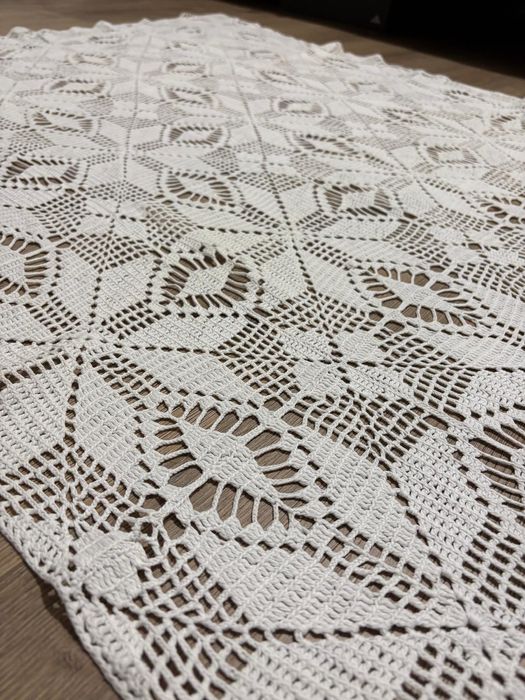 Față de masă lucrată manual