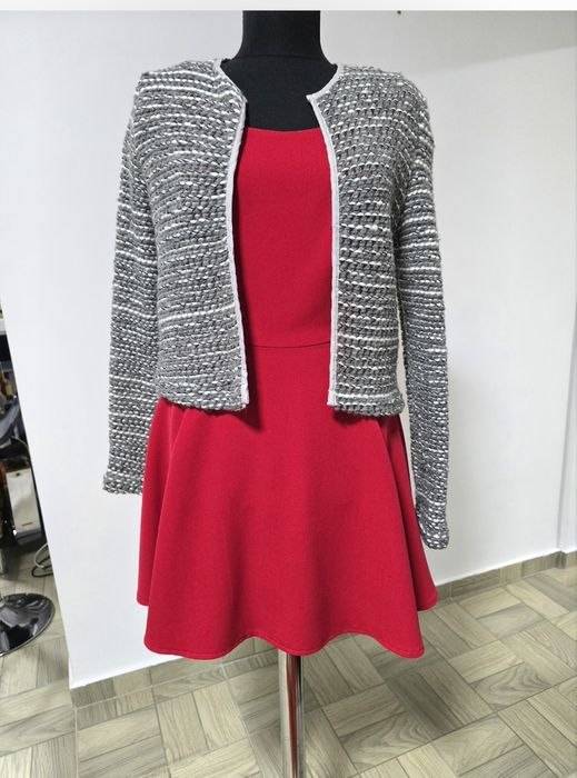 Rochie roșie, model clos, cu mânecă bufanta