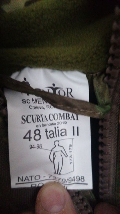 Scurtă , ținută combat