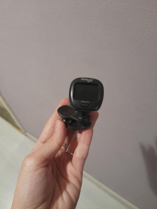 Продавам китара,калъф,тунер,столче.