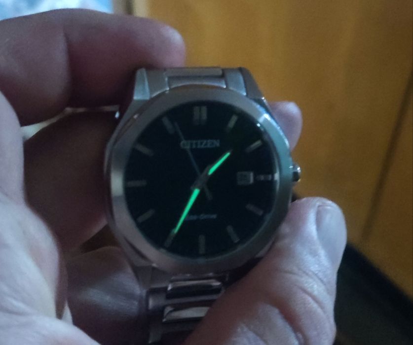 Продавам часовник Citizen eco drive