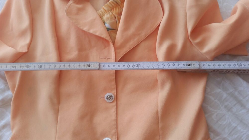 Дамско костюмче