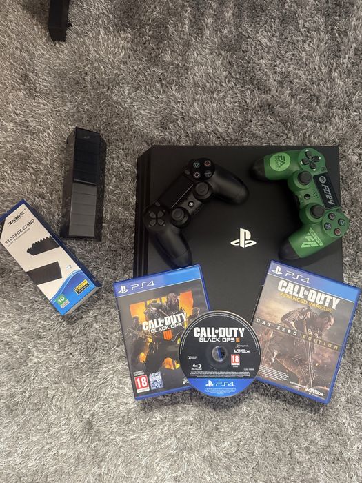PS4 Pro 1TB + 3 jocuri si 2 controllere, stare foarte buna