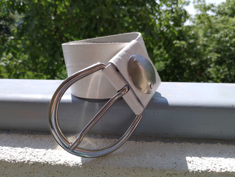 Красив дамски бял колан, широк, от естествена кожа - релефна, 9 лв.