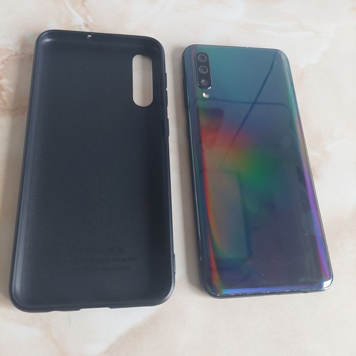 Vând Samsung Galaxy A50 fisurat dar perfect funcțional //poze reale