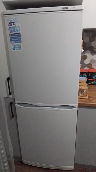 Холодильник продам на запчасти, фирма Атлант