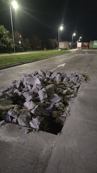 Săpături,demolări,transport,refacere platforme și parcări betonate/asfaltate