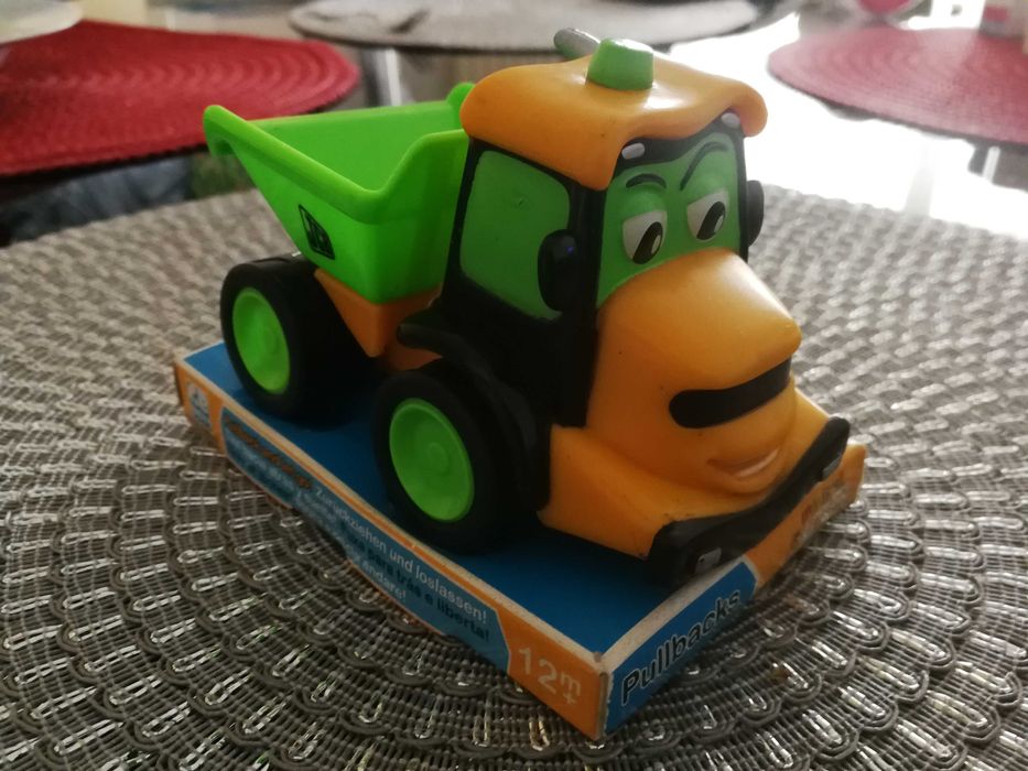 Basculanta JCB pull back.