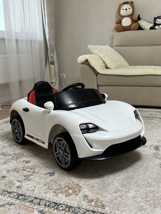 Детская машина на пульте управления