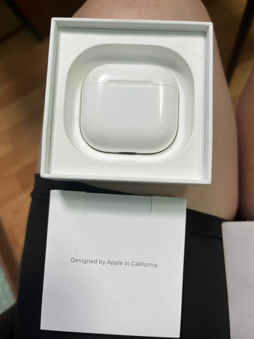 Продам наушники AirPods 4