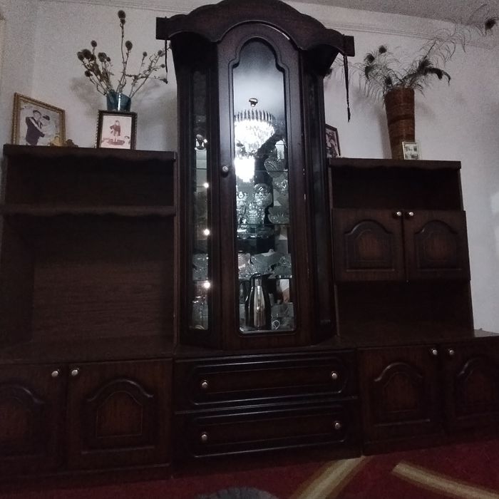 Горка (сервант) для зала