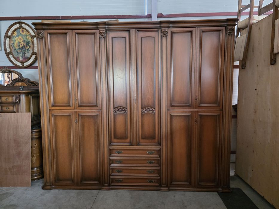 Dormitor din lemn pat noptiere comoda șifonier