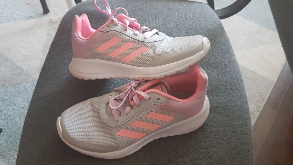 Adidasi pentru fete, marca Adidas, marimea 35