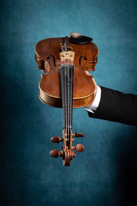 Скрипка ручной работы.