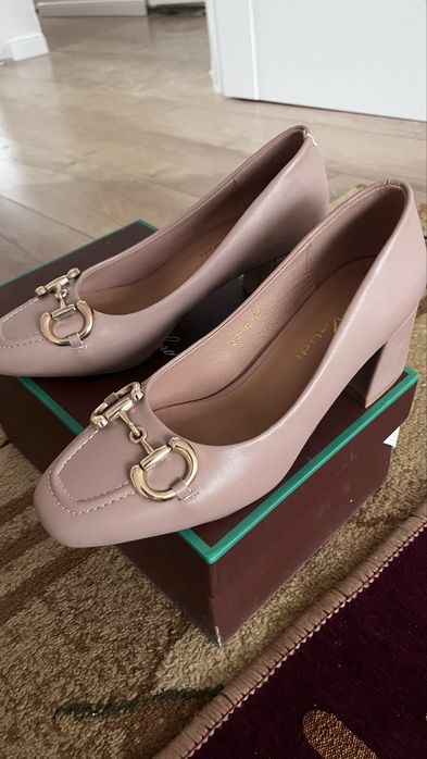 Туфли новые невысоким каблуком