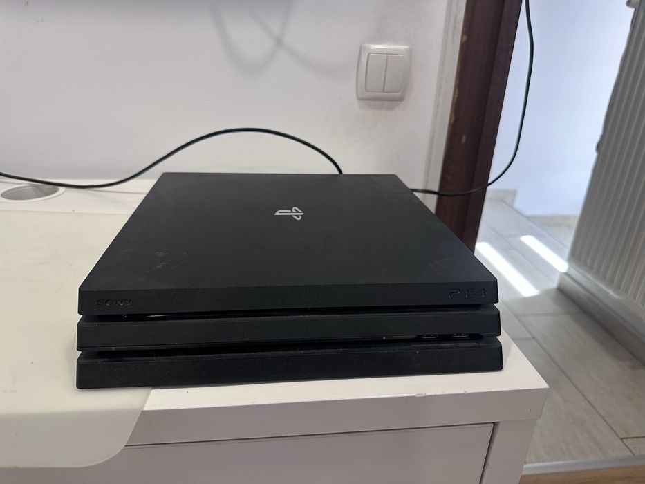 ps 4 pro perfect functional fara controler, in rest are tot ce aveti nevoie pentru el