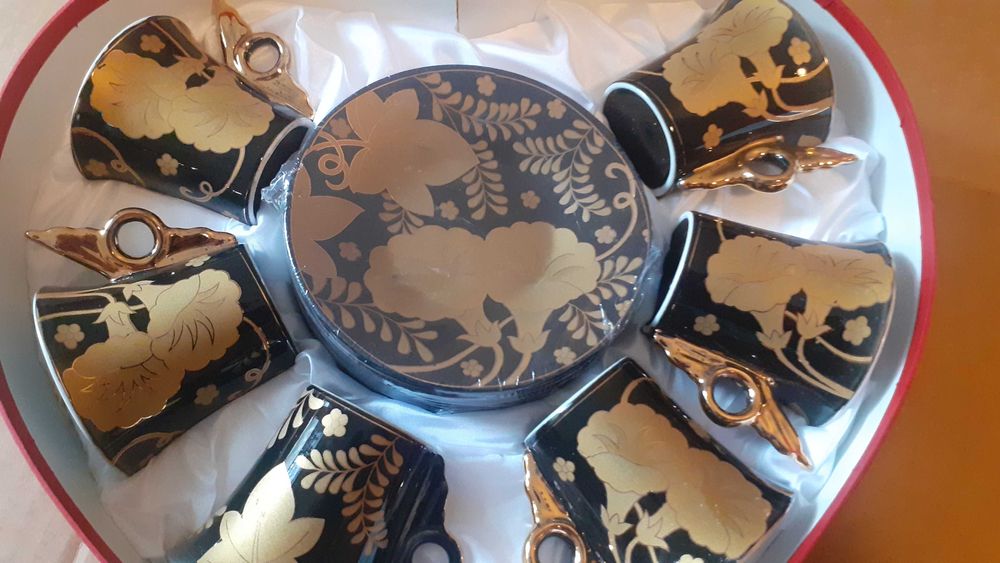 Set 6 cesti de cafeau aurite cu farfurioare ( NOU)