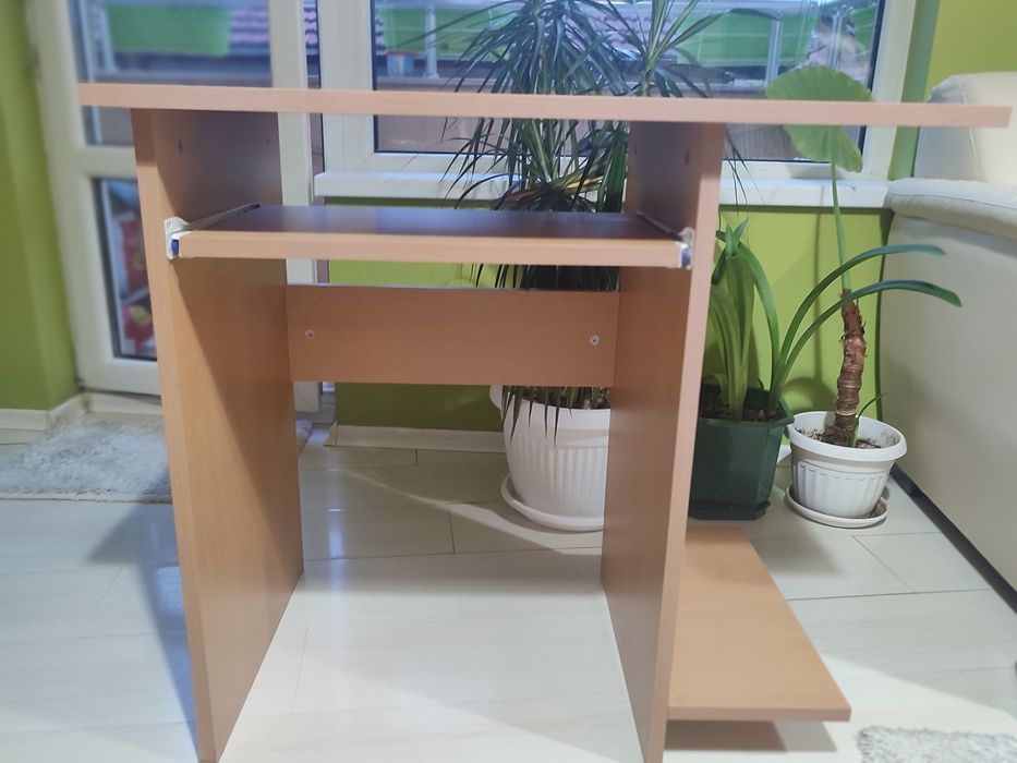 Компютърно бюро плюс подарък въртящ се детски стол