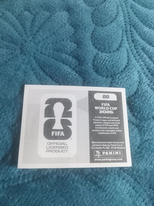 Vând sticker Panini cod 0 0
