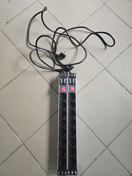 Bara alimentare profesionala PDU rack 19'' din aluminiu, cu 8 prize