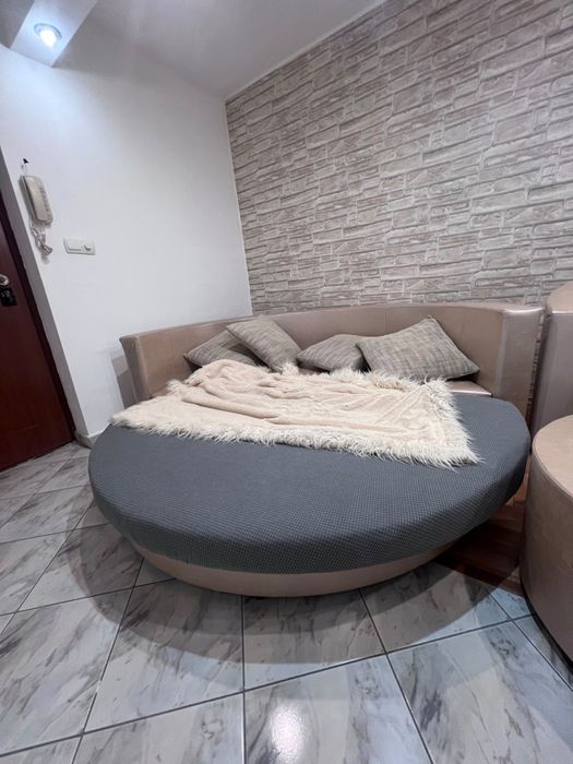 Colțar extensibil oval, măsuță rotunda si 2 fotolii din piele