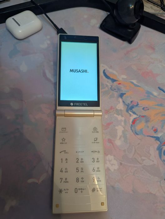 Продам Японский dumb-phone с двумя сенсорными экранами