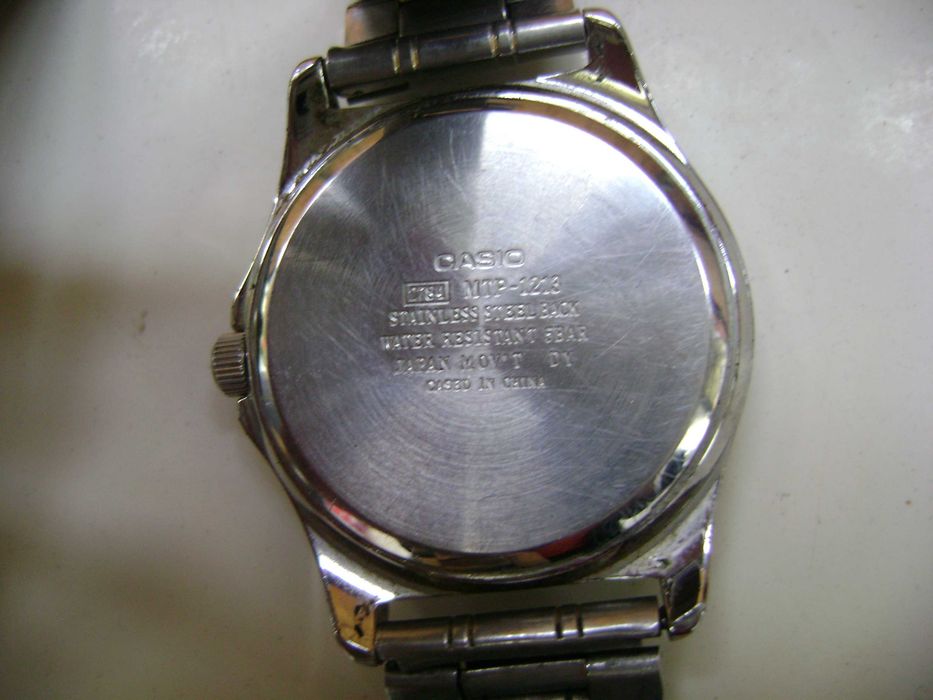 Продавам 5 броя кварцови часовника Fossil,Casio,Swatch
