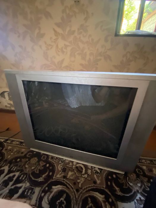 Televizor va stol sotiladi