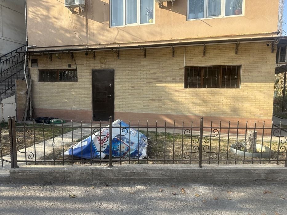 Нотурар бино сотилади 70м2 ва олдида2сотих боги бор а