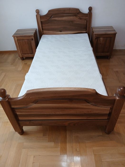 Pat nou lemn masiv esență nuc 2 metri pe 1 metrucu două noptiere cu sa