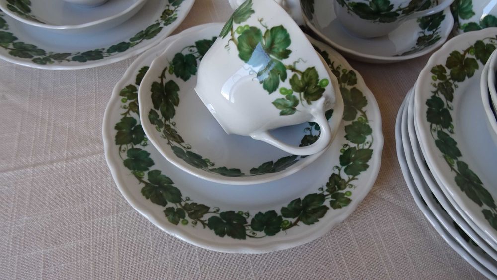 Лозов лист  - Oscar Schaller 1918- 1938 г.  porcelain