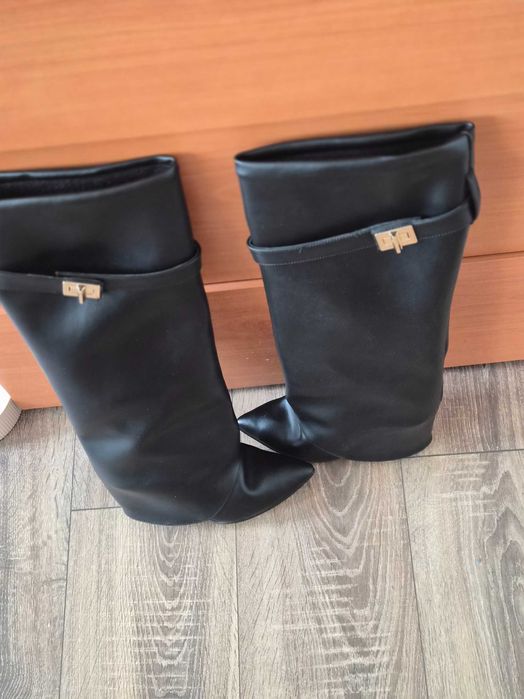 Черни ботуши тип Givenchy