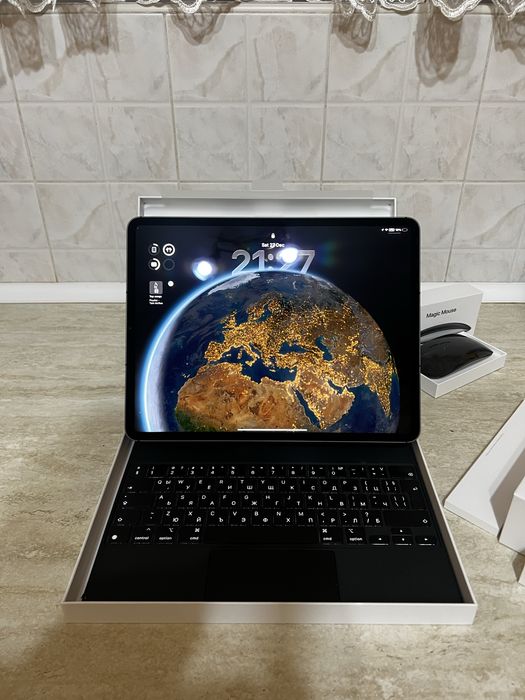 IPad Pro 12.9 inch 5th generation - 256GB+ Magic Keyboard+ Magic Mouse