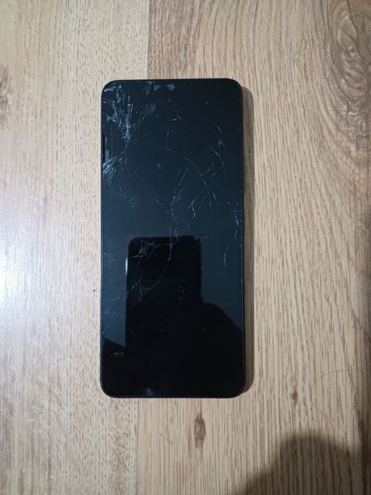 Xiaomi Redmi A3 cu displayul spart. Placa este buna