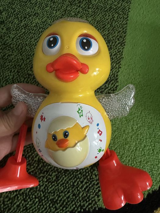 Игрушка сломана нога, рабочая